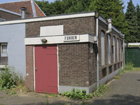 907843 Gezicht op een voormalig bedrijfsgebouwtje op het hofje Lauwerecht 141-145 te Utrecht, in gebruik (geweest?) bij ...